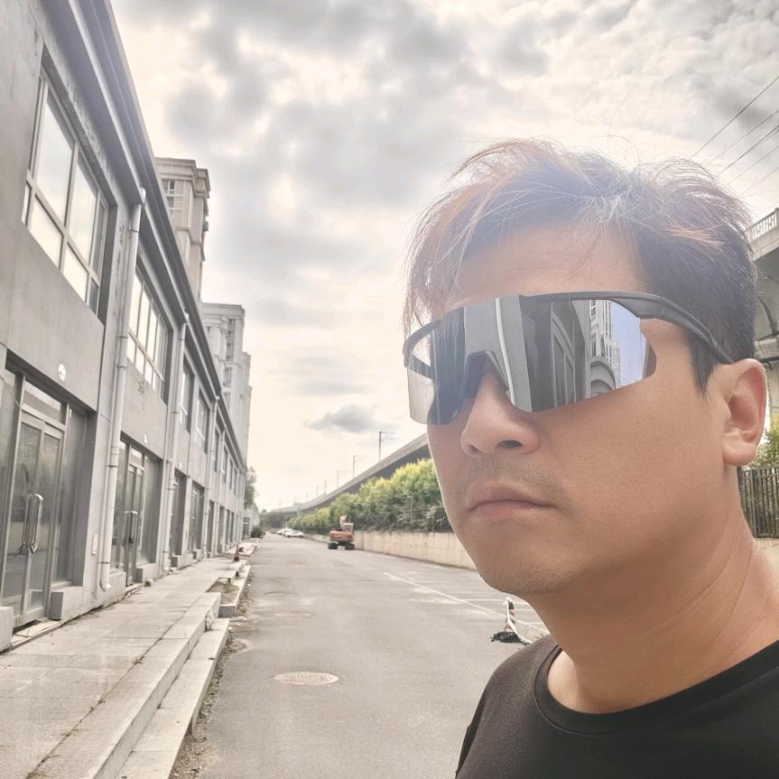 有钱叫我大叔，没钱叫我老蹬！