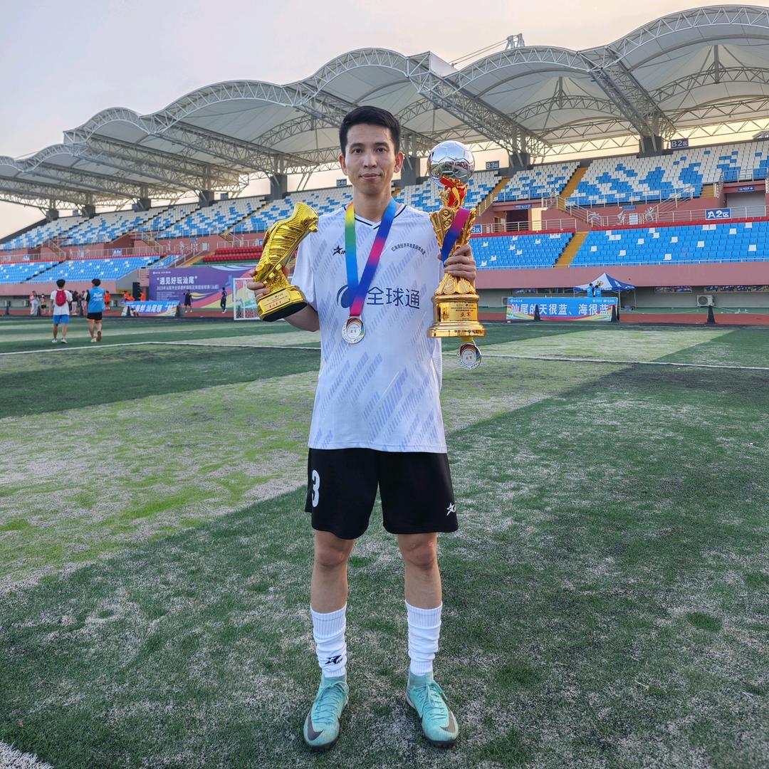 爱踢球的帅哥哥