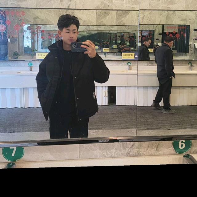 小李在开履带吊吊车