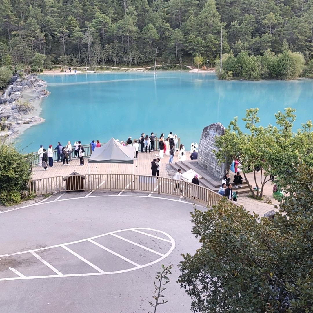 爱唱歌的奶奶。