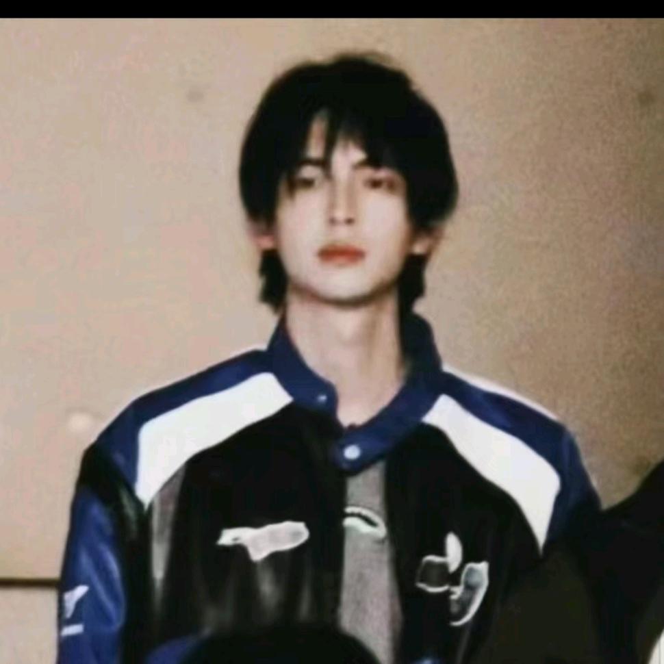 对方正在长头发