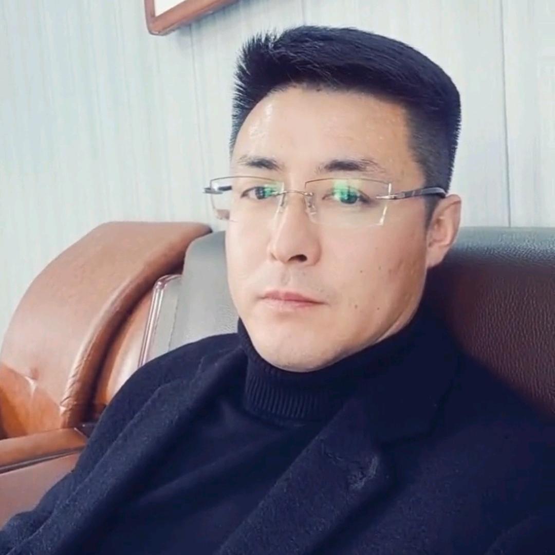 左手牵你，右手敬礼