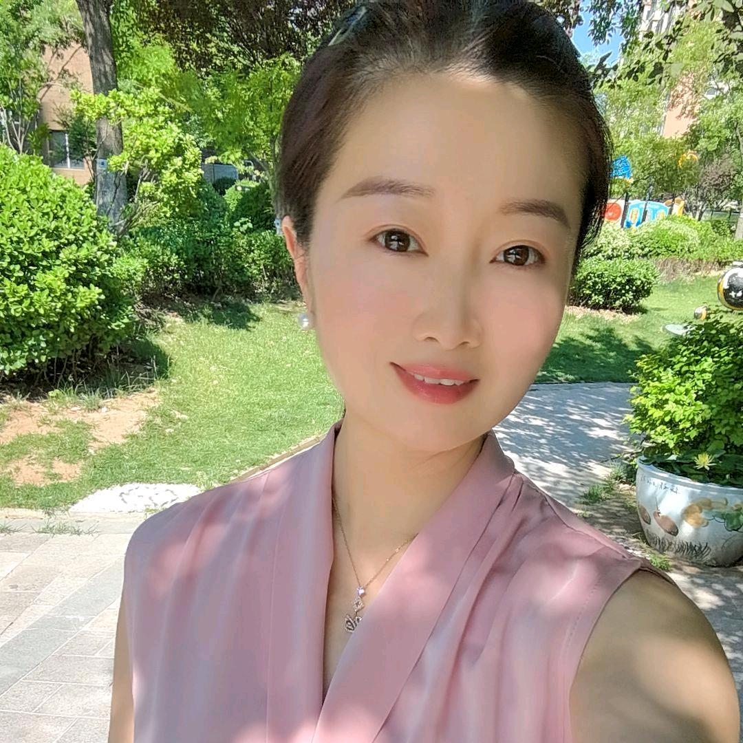 一个女人带俩娃