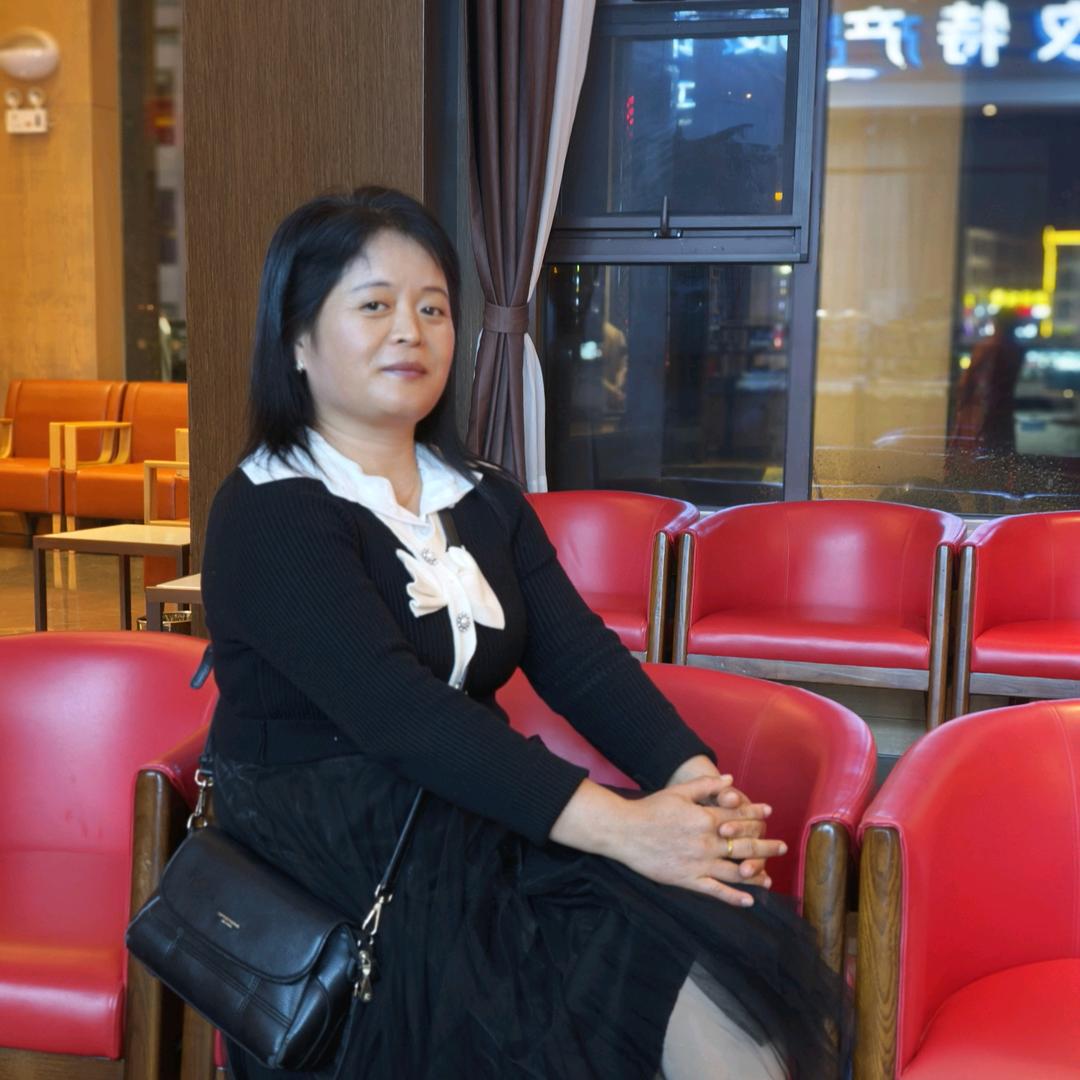 燕丽姐健谈
