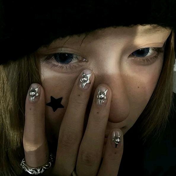 话梅喜欢含在右边