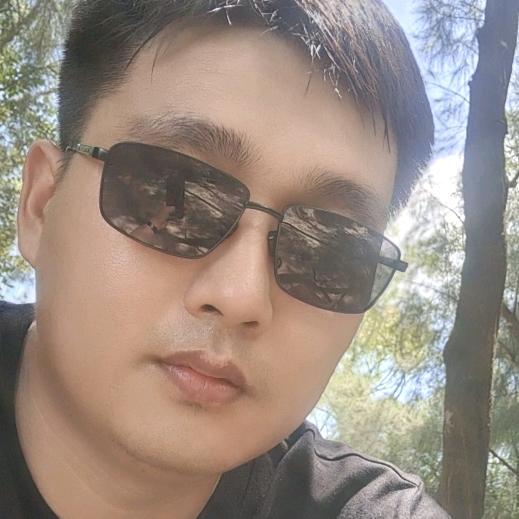 疯子摆摊卖回忆