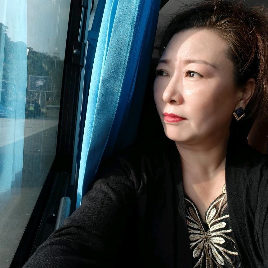 人在旅途一笑而过