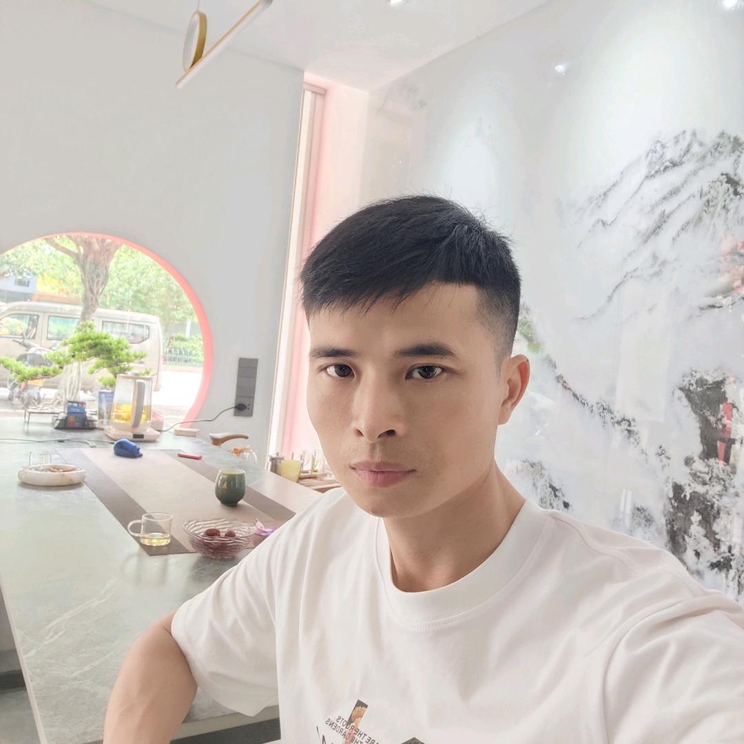 正点装饰修电瓶的曾哥