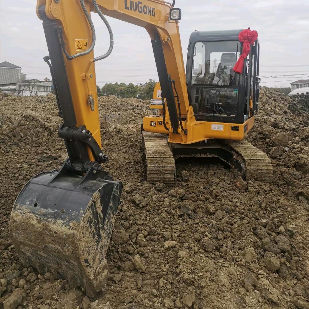 小穆挖机 聪强机械租赁