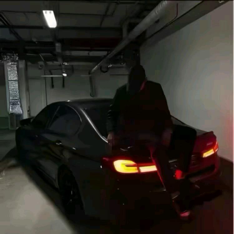 于此