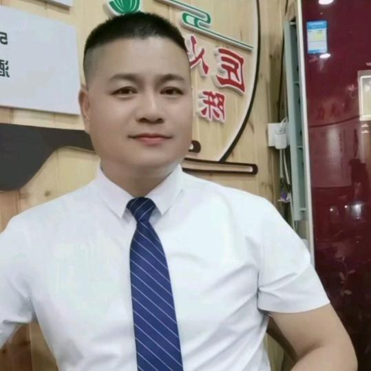 飞飞（余下亲亲姐妹鼓舞团团长）