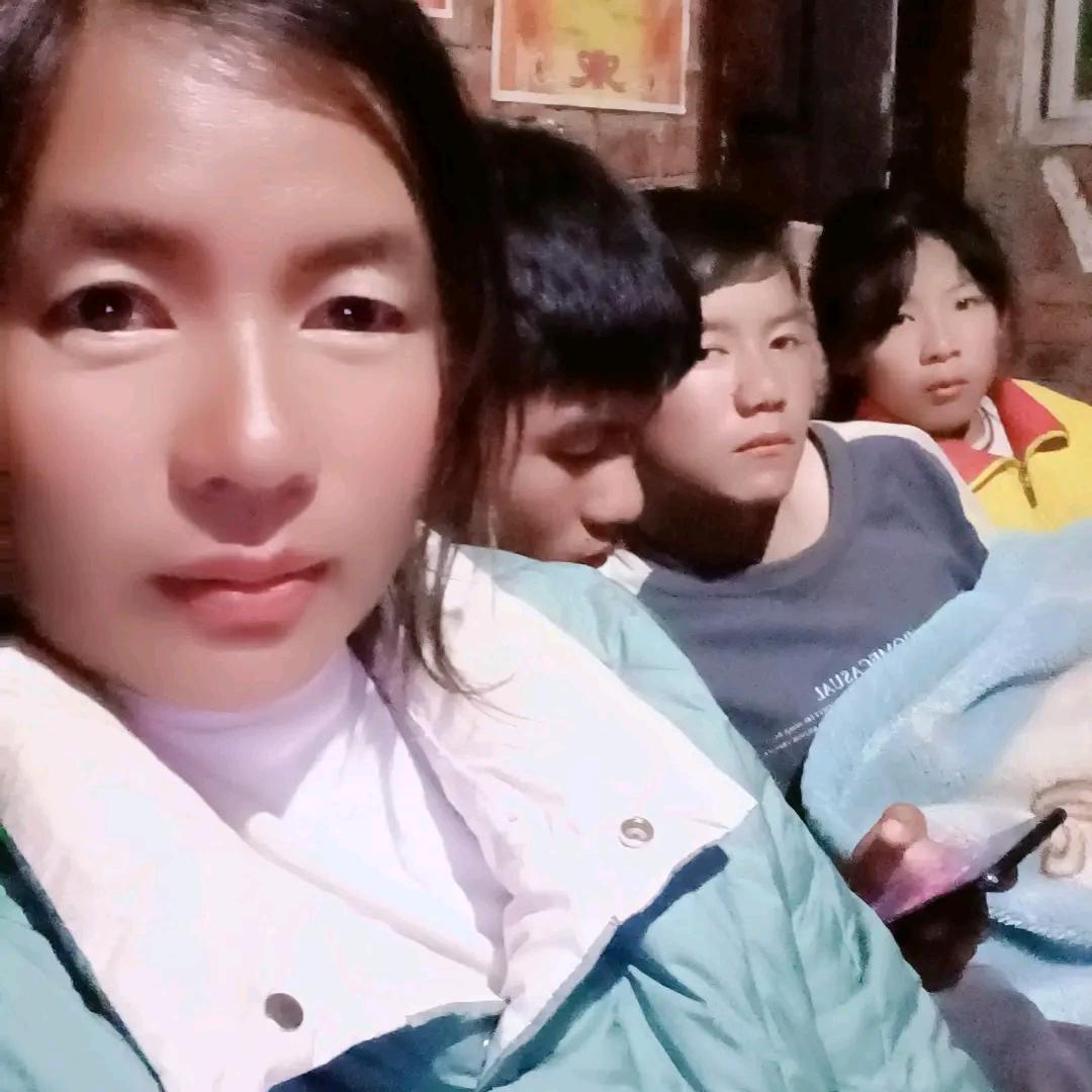 陈海霞（80后三个孩子的单亲妈妈
