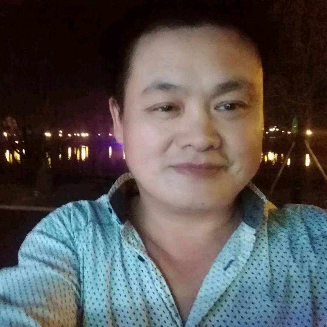 转身，背影在霞光里绽放