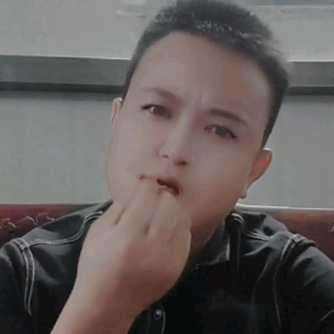 蹲在坟前听鬼故事