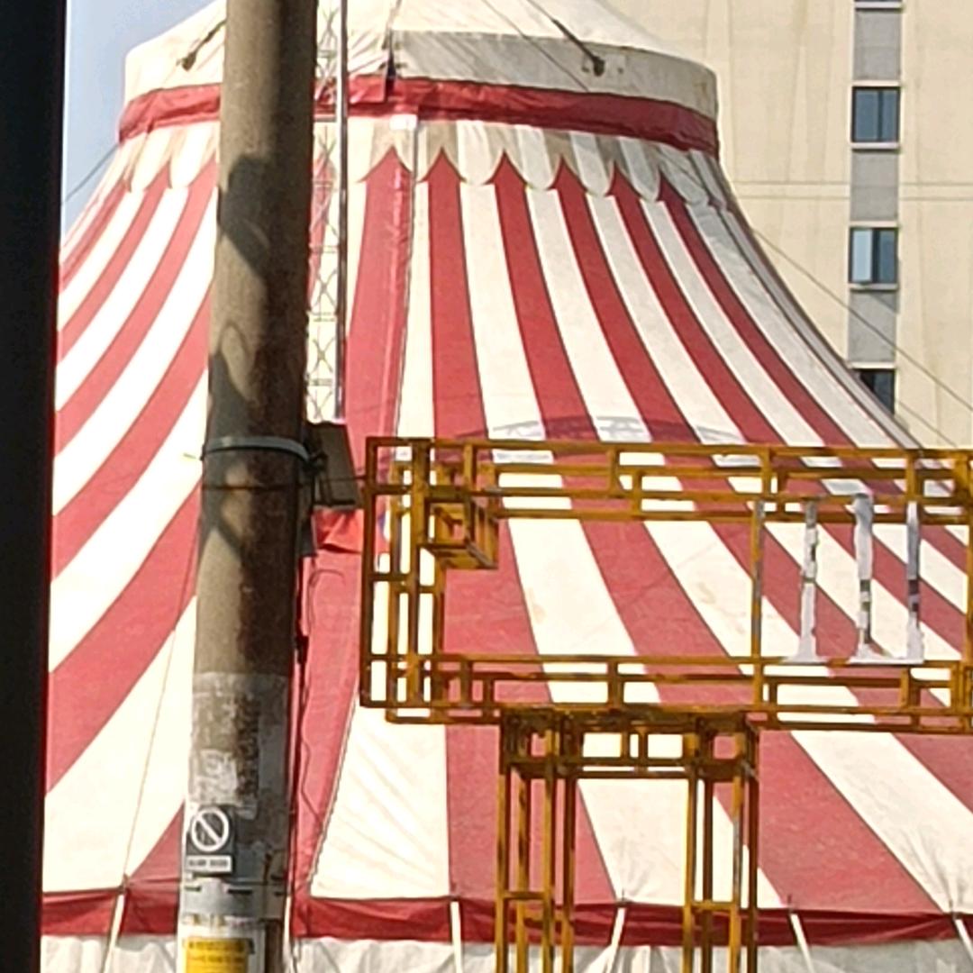 日夜相思泪两行天隔一方愁断肠