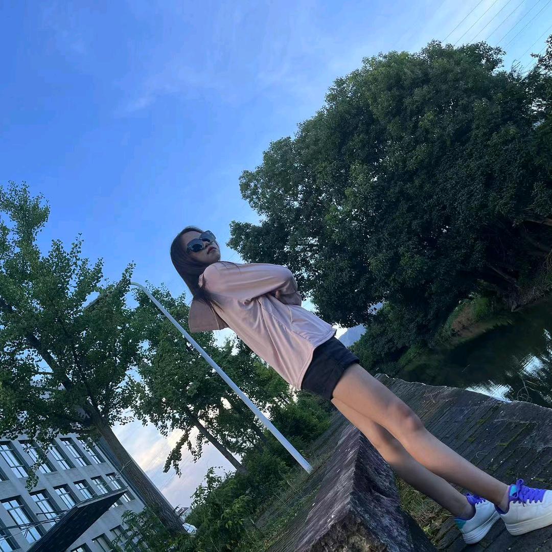 逆光下的微笑