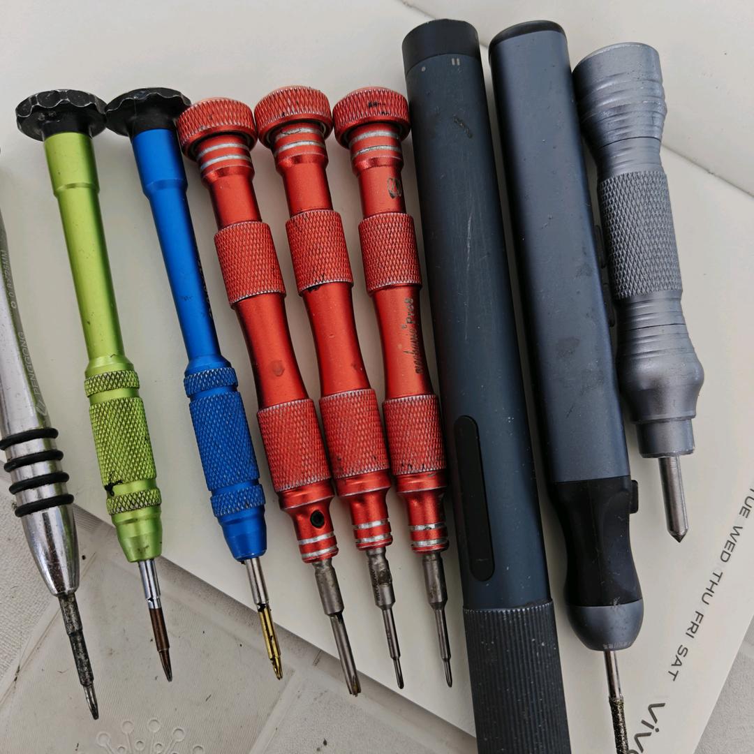 走偏了的螺丝刀