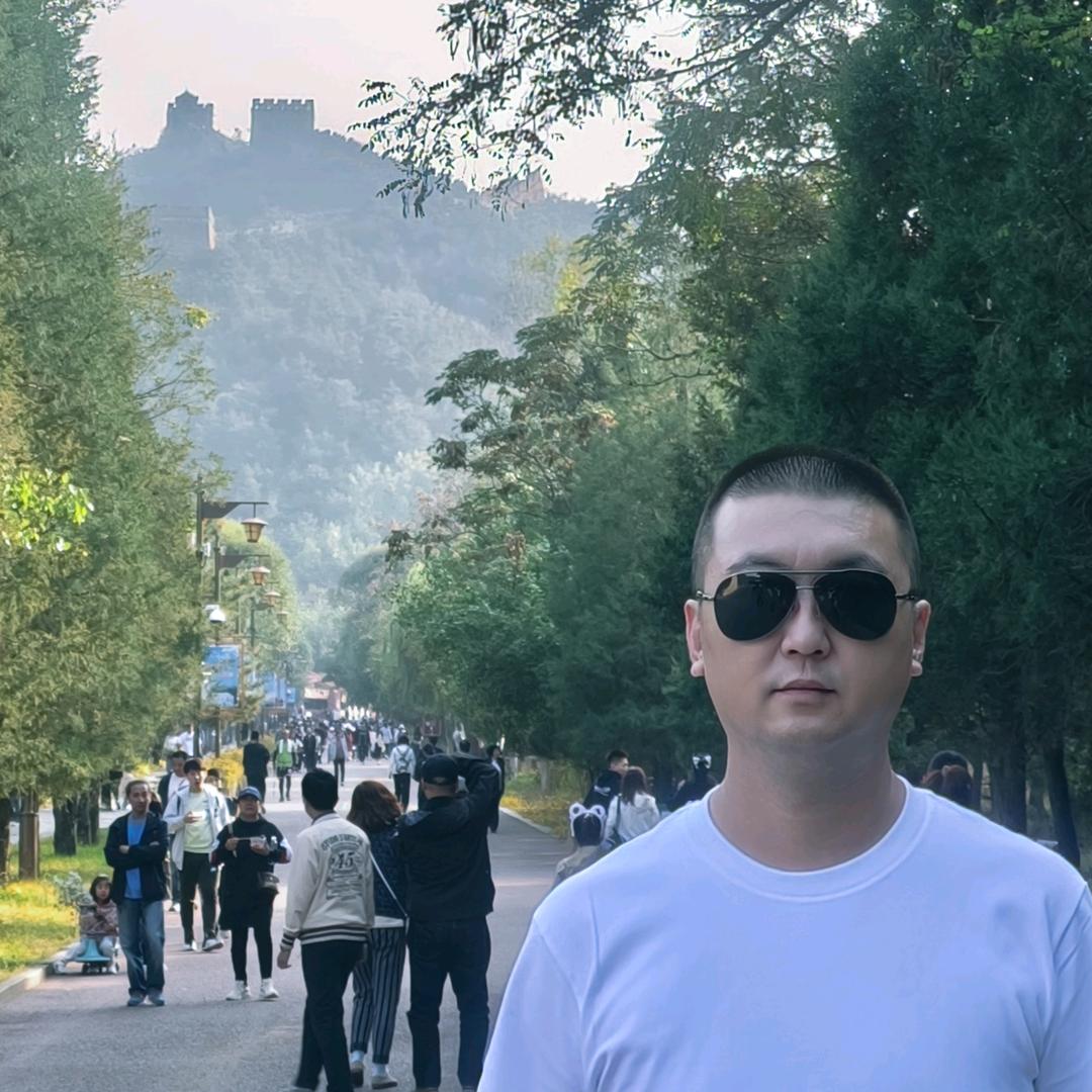 在建平开面馆的大哥大
