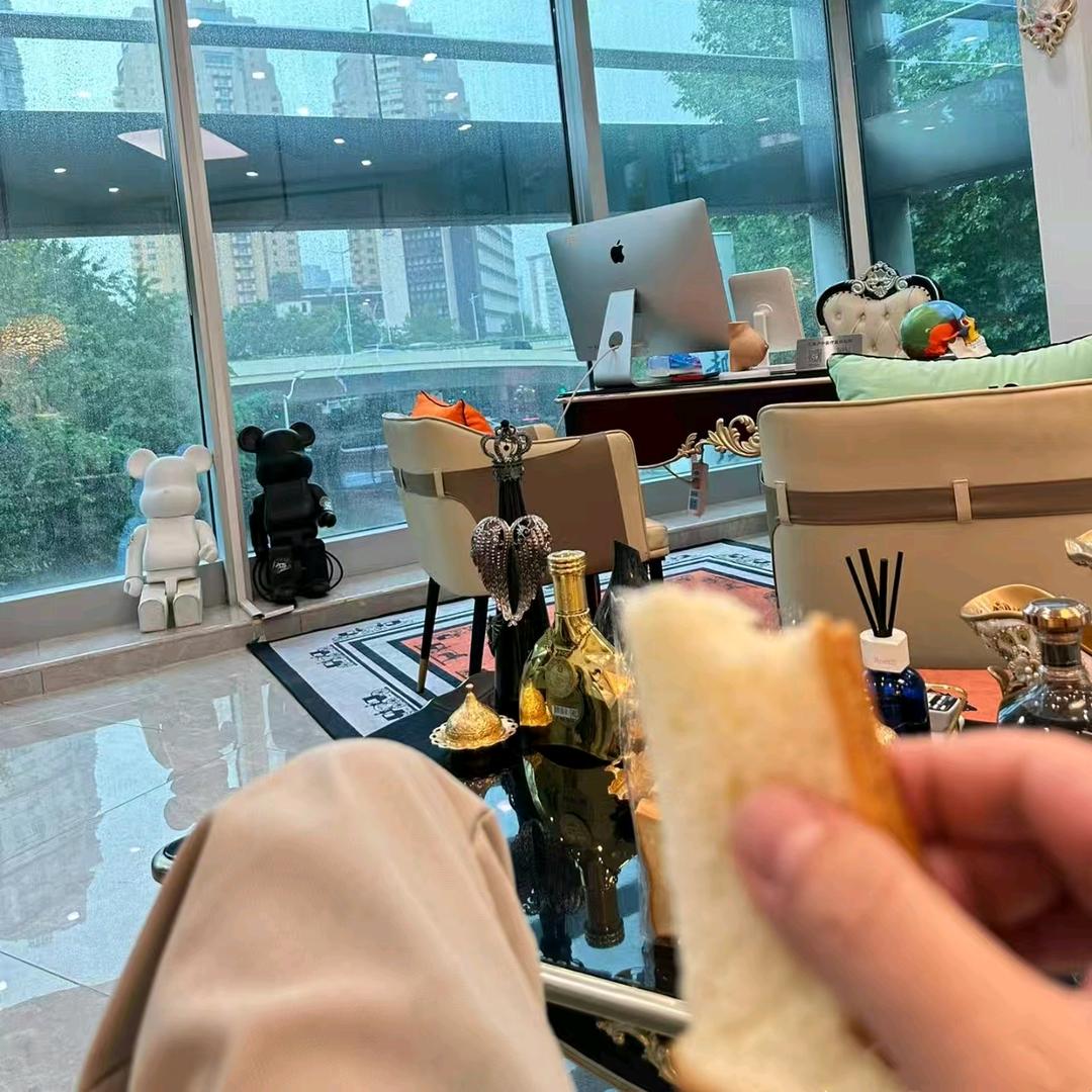 思念写成脸上的黑眼圈