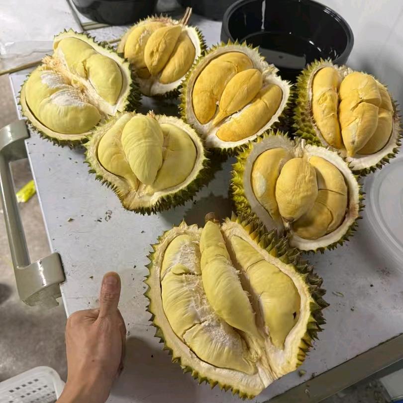 00后男模在卖榴莲！