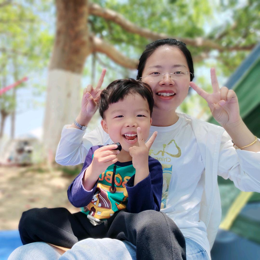 弹吉他的旺仔麻麻