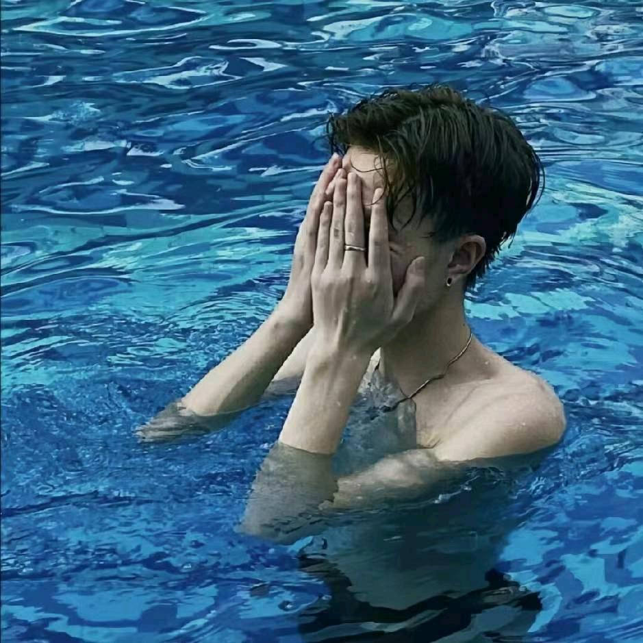 池鱼.