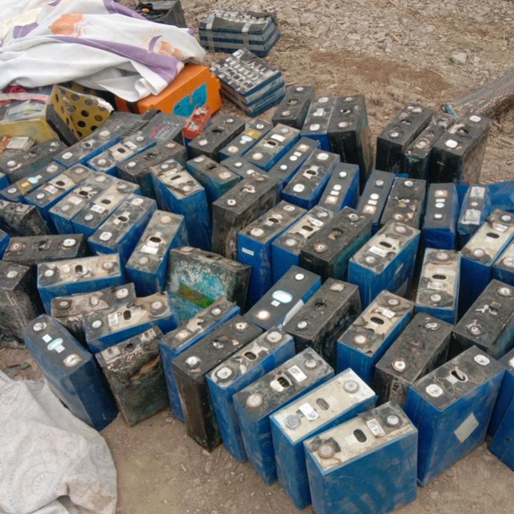 冲出狂风雷电的雄鹰