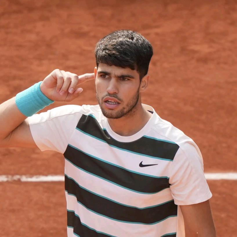 江畔何人初见月