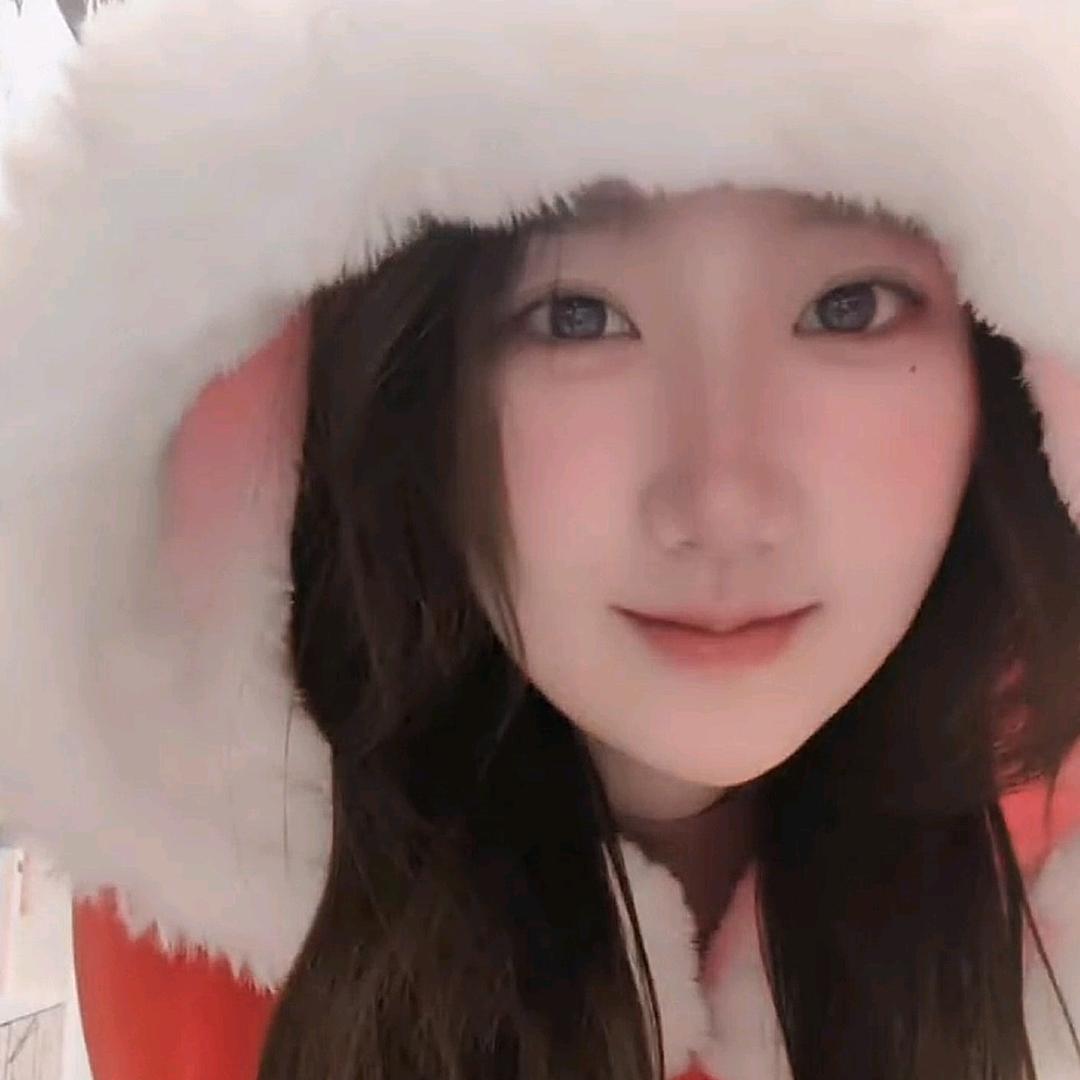 一只雪团子鸭