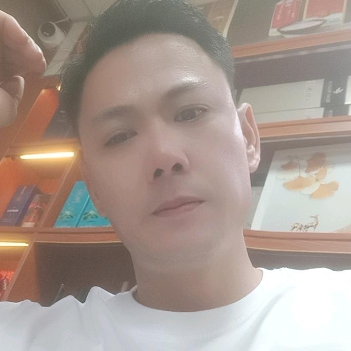 人生何处不相f
