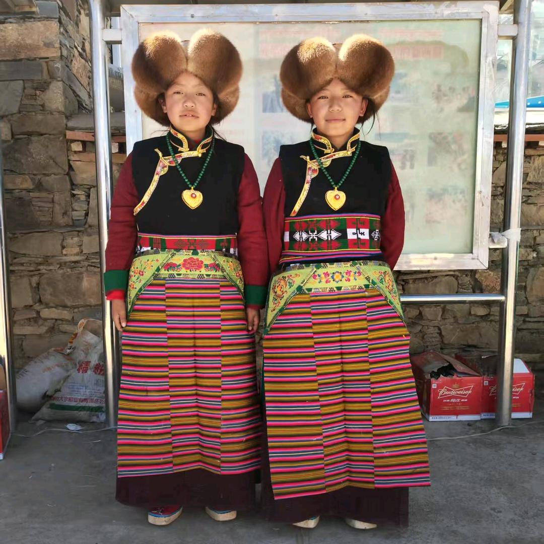 藏族姐妹卓玛和德吉
