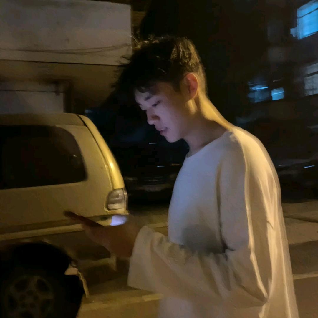 吧唧一口秦奶球