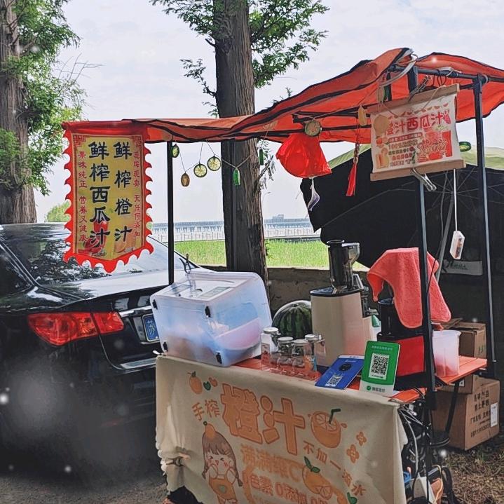 摆摊鲜榨橙汁西瓜汁