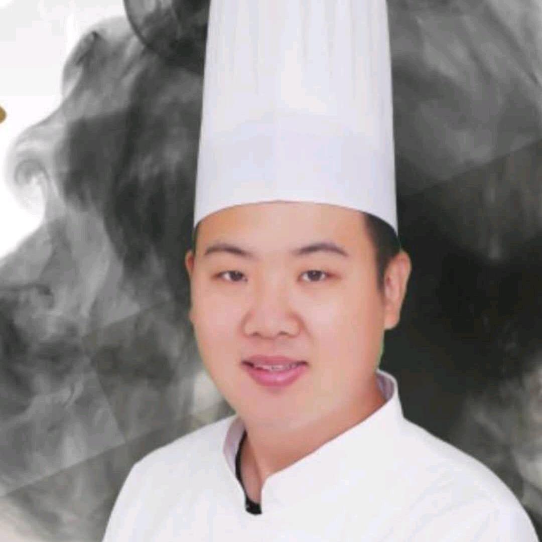 土房子怪味鱼商城路店厨师长老郭