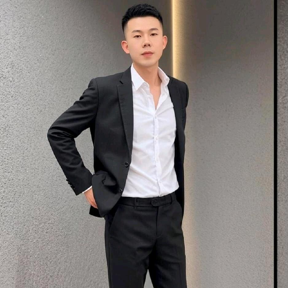 Y.  派对 K T V 总监 小郑