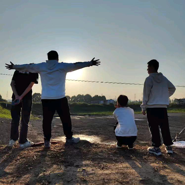 四个在乡村实习的中职男孩