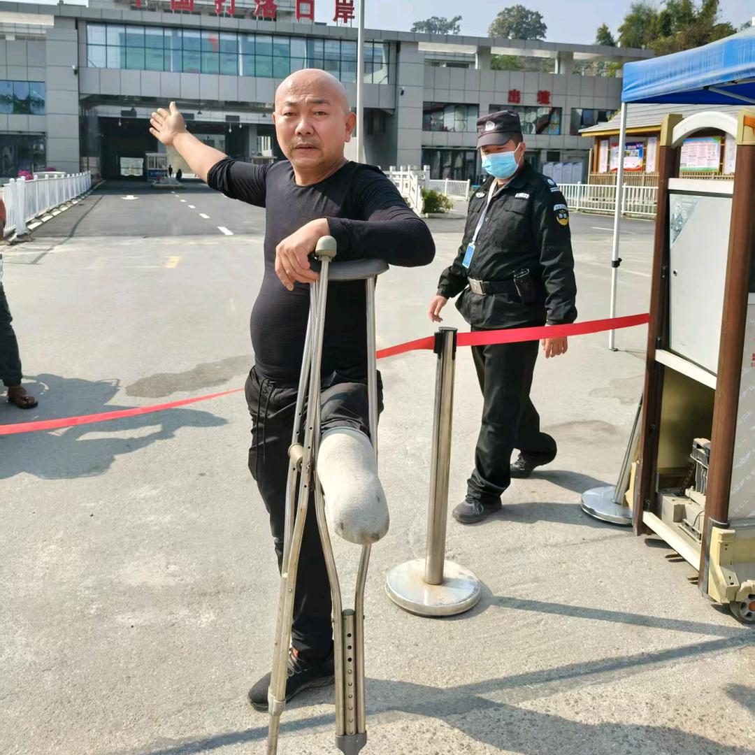 单腿哥 孤身闯海外