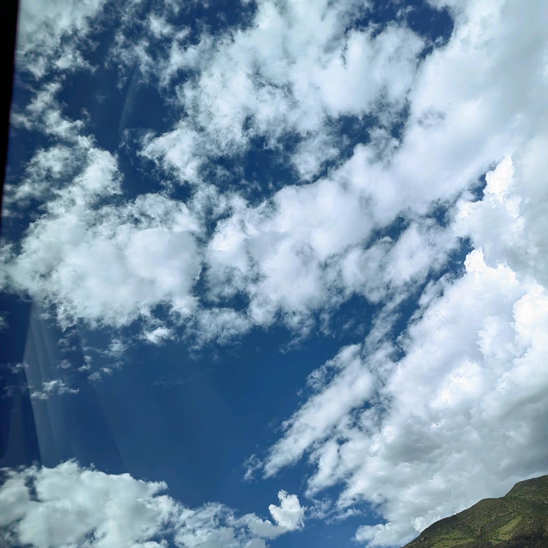 微笑免强的有点心疼