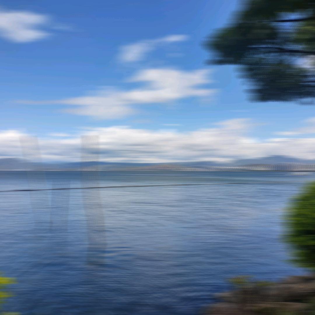 洛