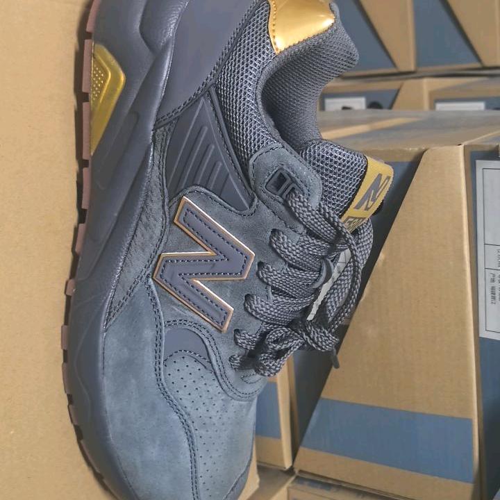 男士运动休闲鞋工厂店