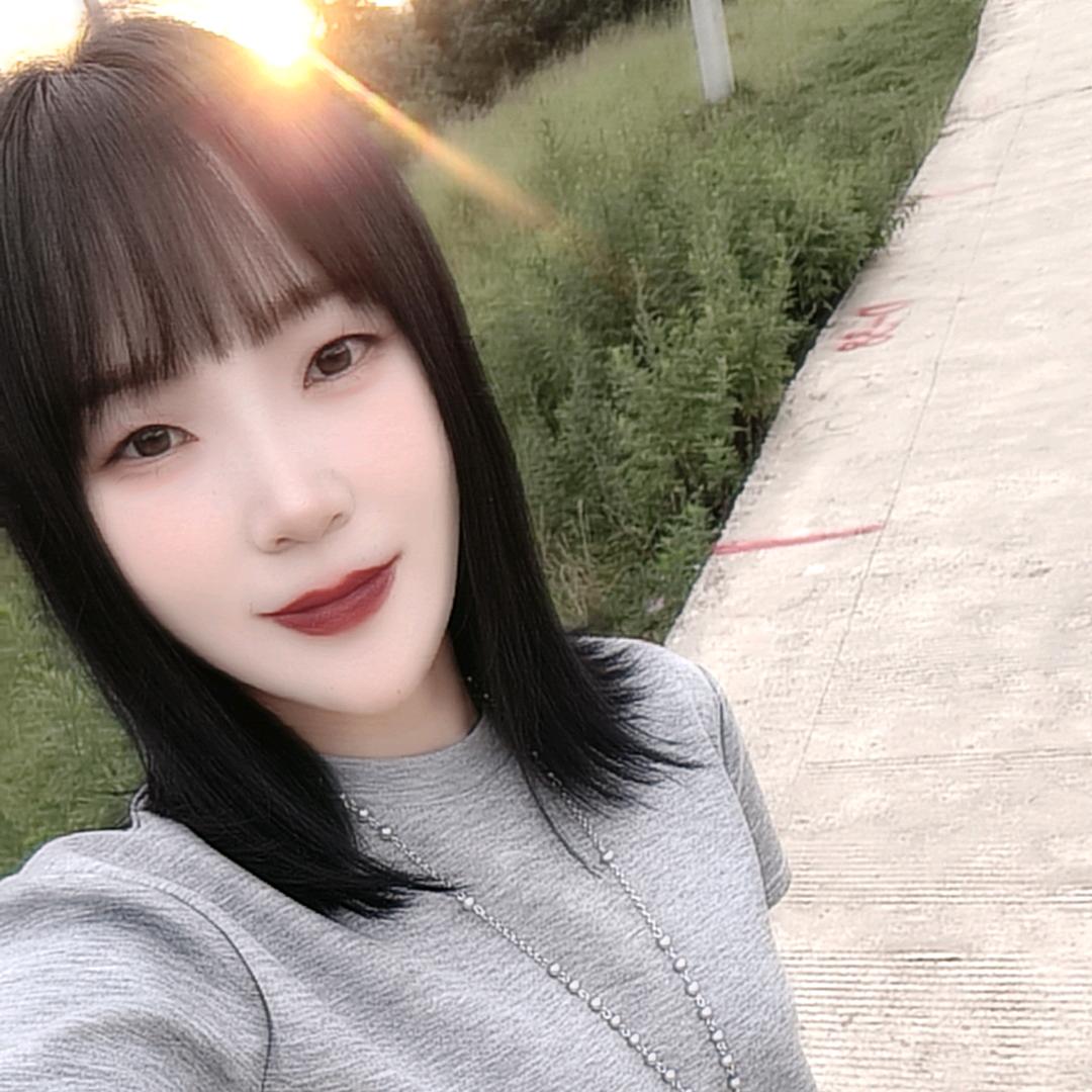 （衣太万千女装店+ 潮儿依酷童装店）小敏