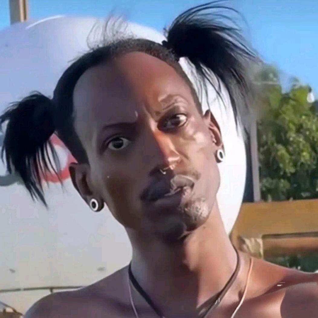 使劲狂踹瘸子那条好腿