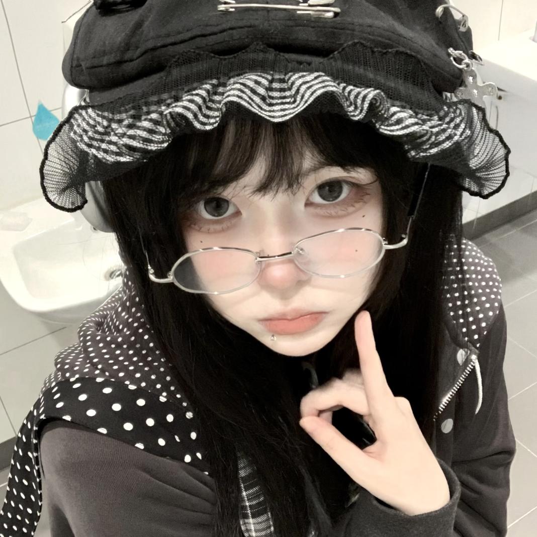 娇羞俏寡妇在公交车上被18个帅哥轮流让座