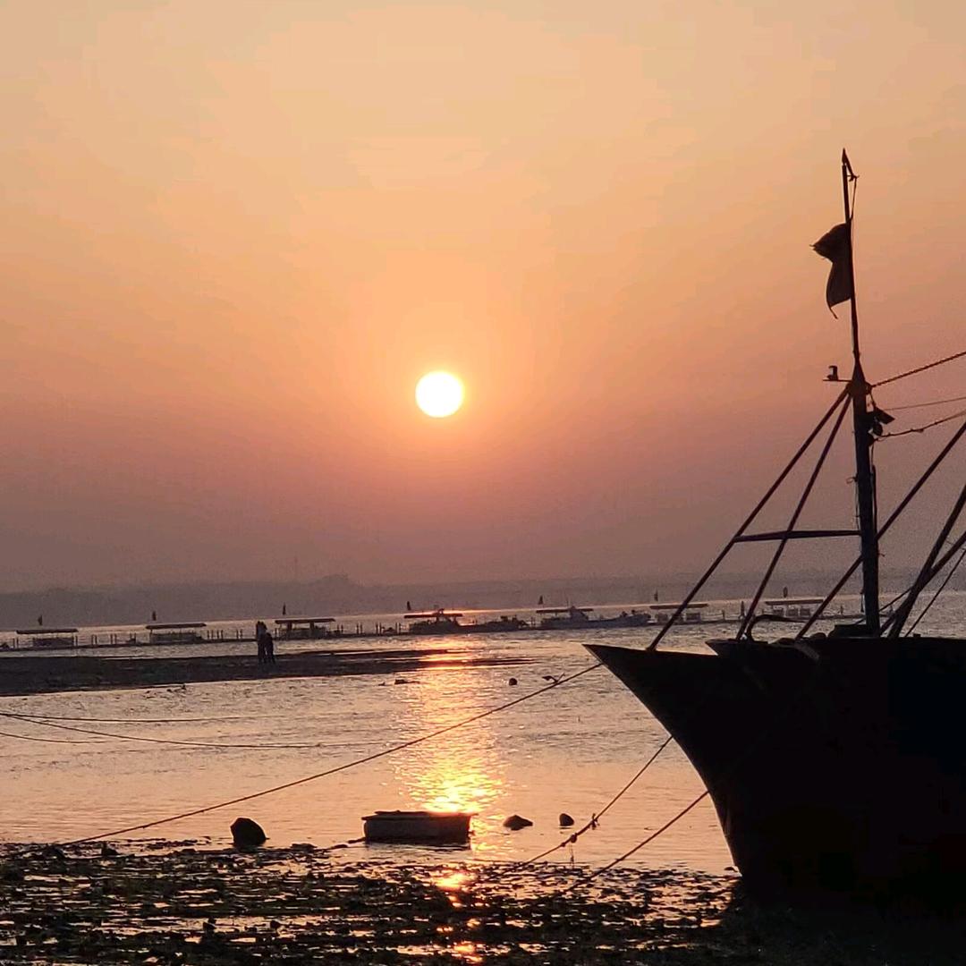 海岸的船只