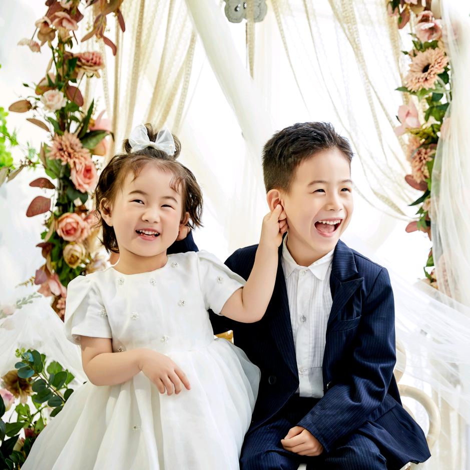 小帅👦🏻和小美👧🏻