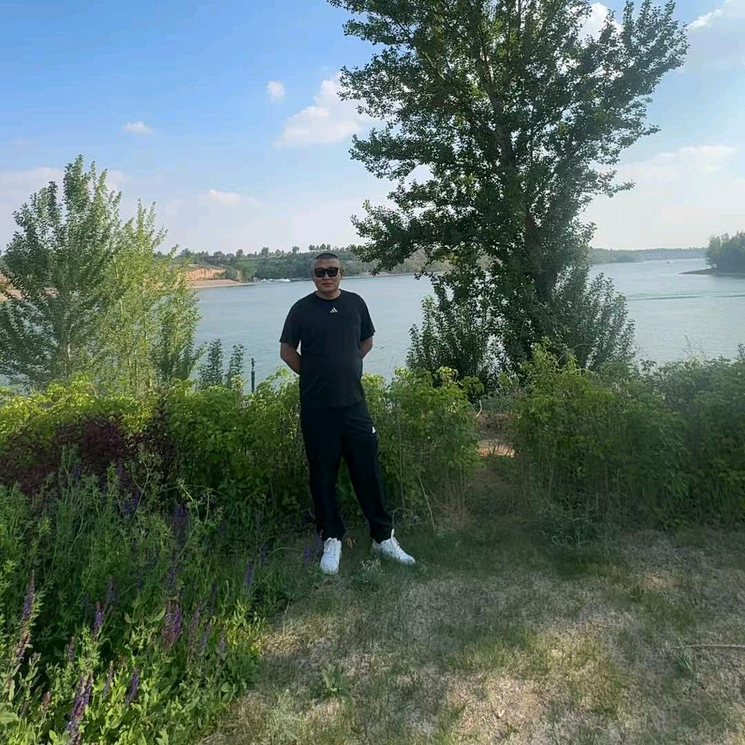 玩塑料的小刘哥