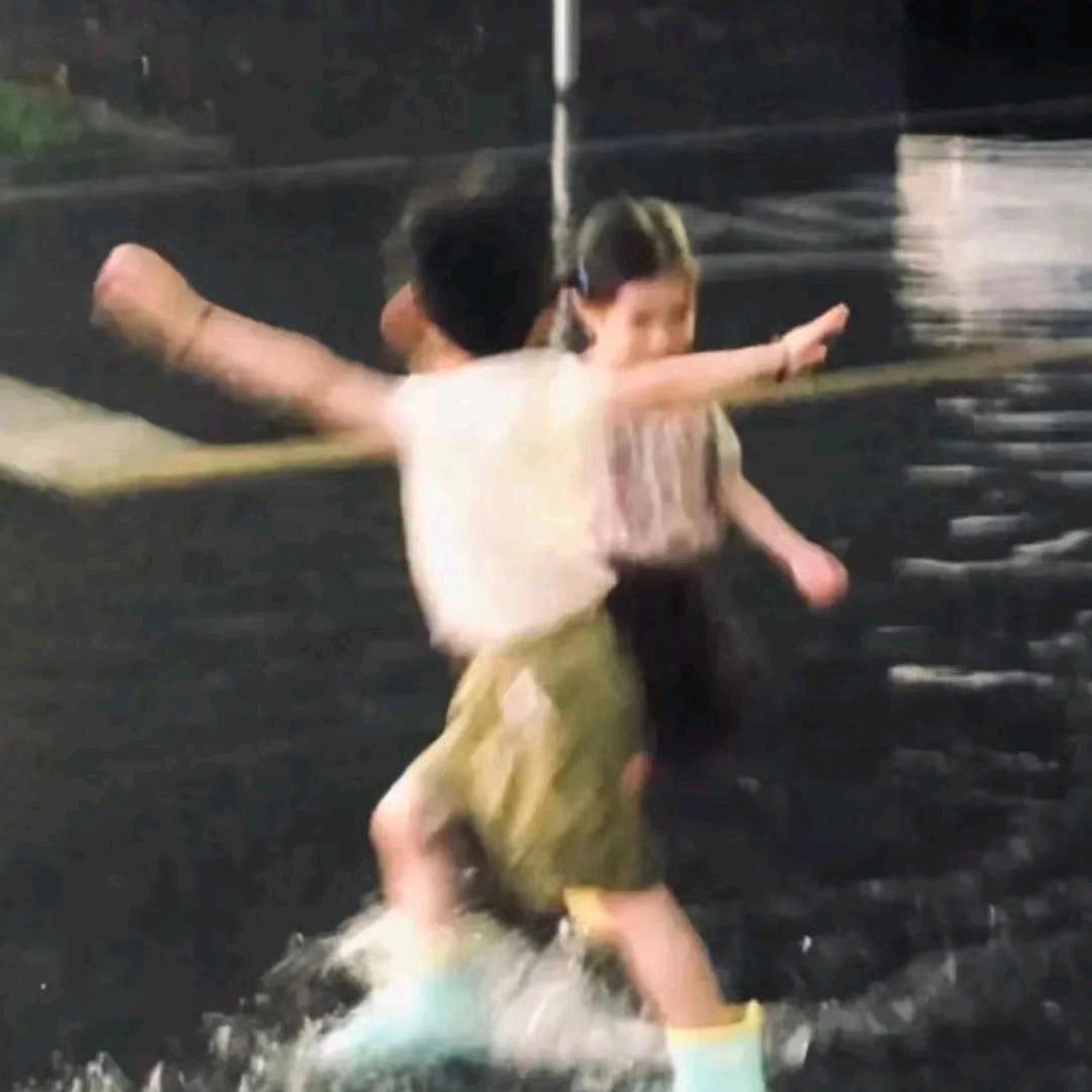 䒭