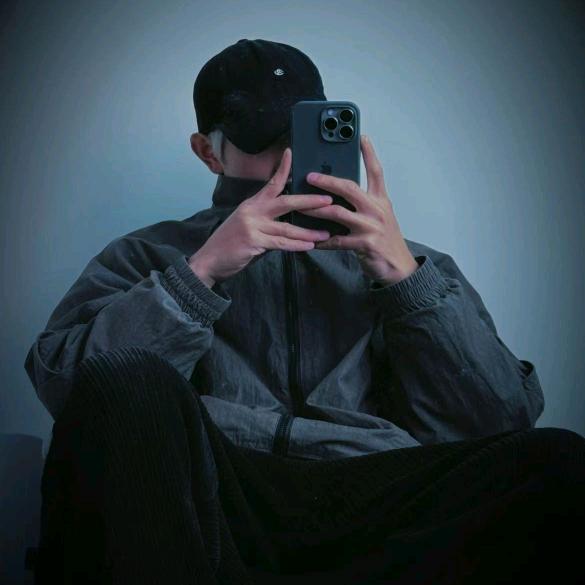 只谈笑风生不动情