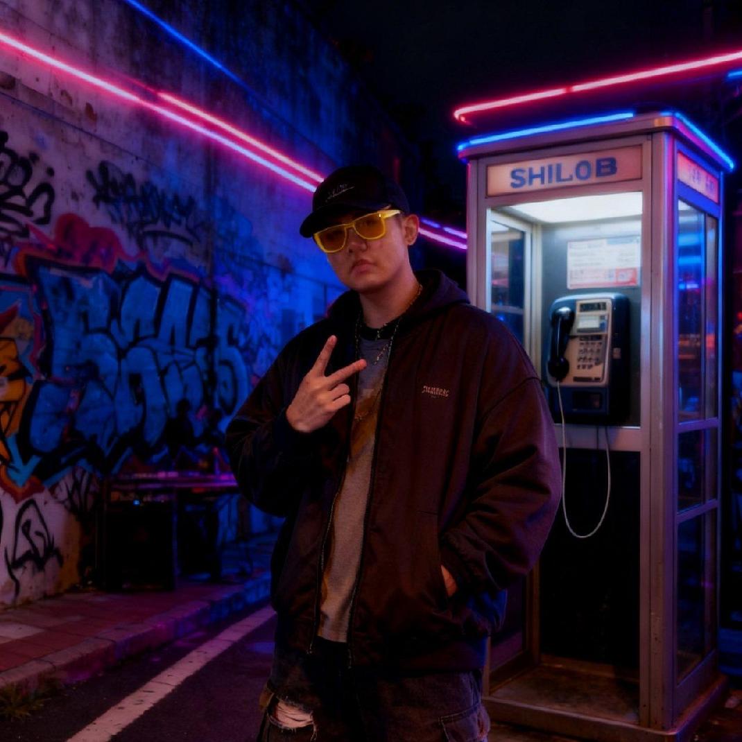 Rrazer努力写歌中