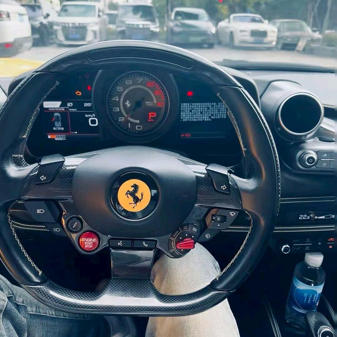 酒杯里装满情人的泪